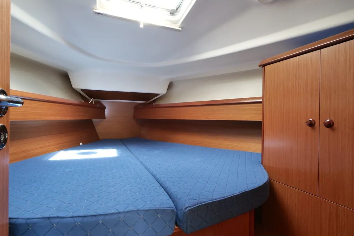 Cabin on Morpheus, a Jeanneau Sun Odyssey 37 sailboat at Oban, United Kingdom