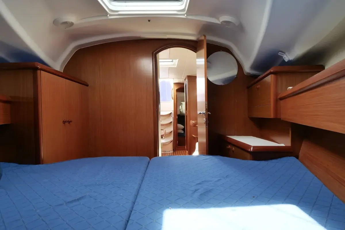 Cabin on Morpheus, a Jeanneau Sun Odyssey 37 sailboat at Oban, United Kingdom