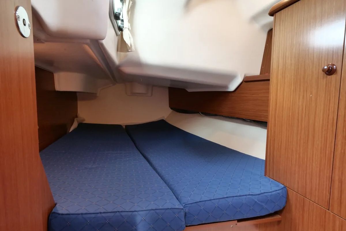 Cabin on Morpheus, a Jeanneau Sun Odyssey 37 sailboat at Oban, United Kingdom