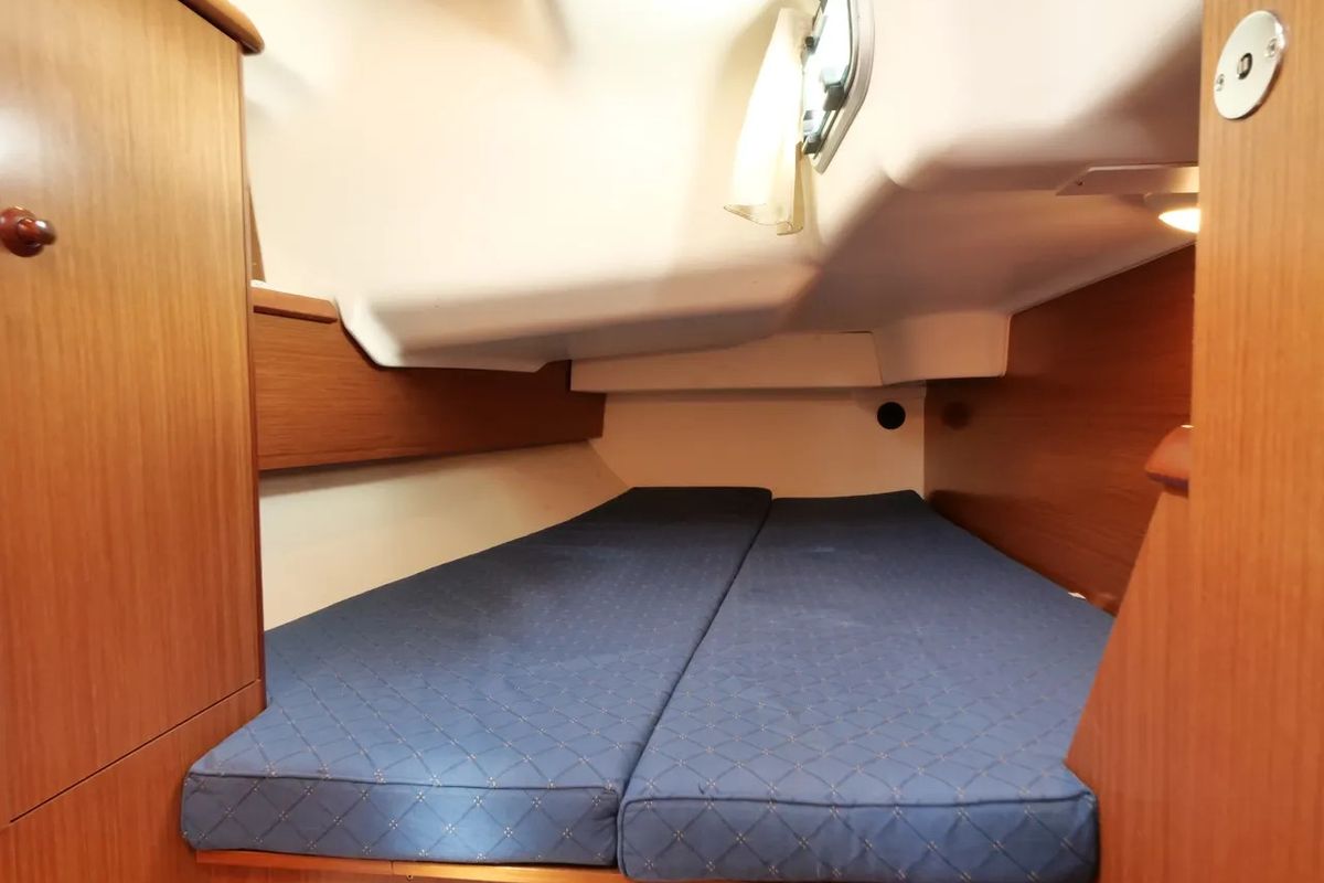 Cabin on Morpheus, a Jeanneau Sun Odyssey 37 sailboat at Oban, United Kingdom