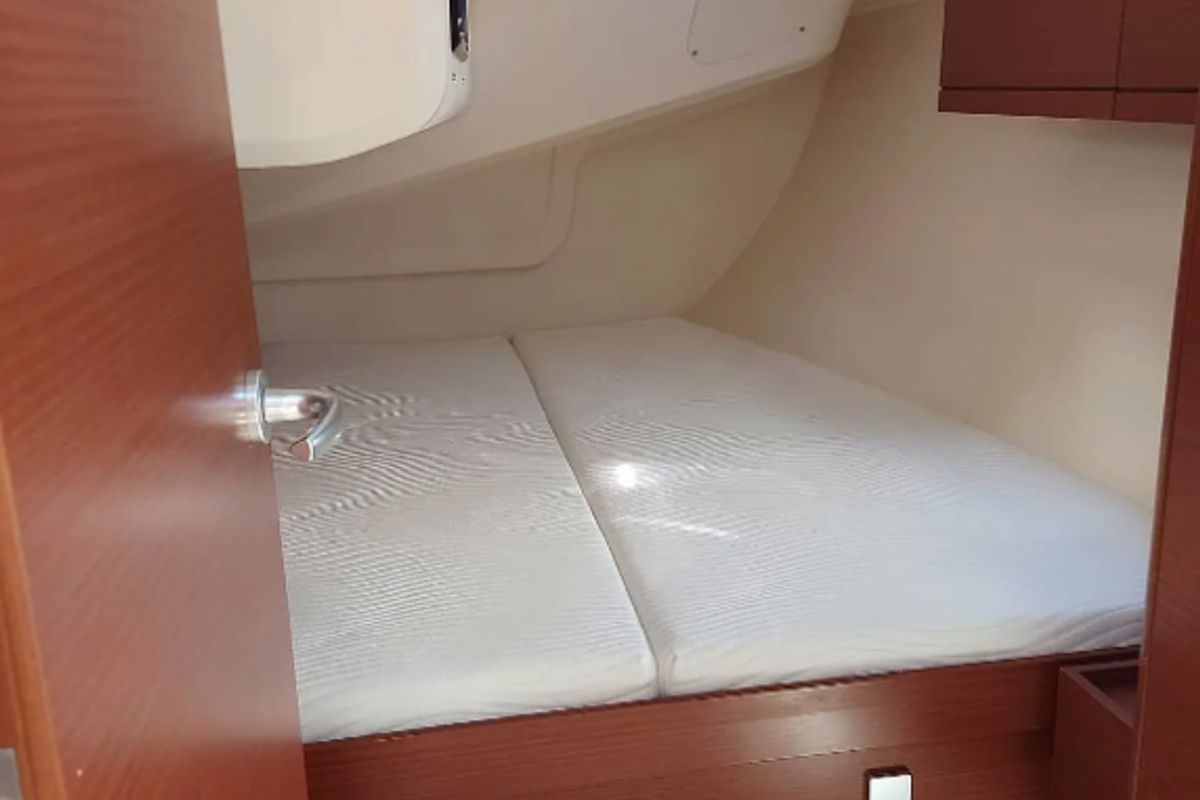 Cabin on Pasithea, a Hanse Yachts Hanse 418 sailboat at Lavrion - Olympic Marine