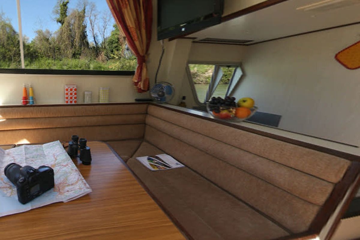 Salon of Continentale - Budget 7, a Cygnet Continentale motorboat at Saint-Didier, France
