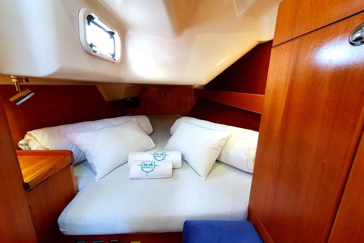 Cabin on Vita I, a Elan 344 Impression sailboat at Jezera, Croatia