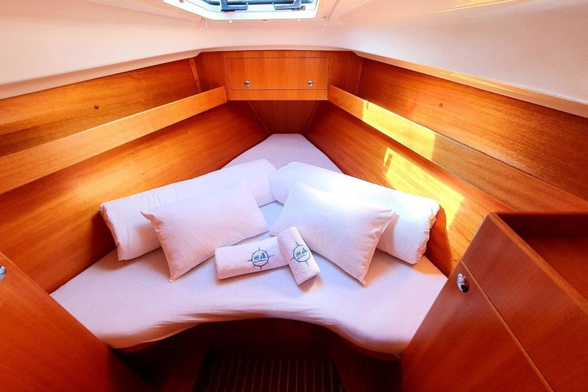 Cabin on Vita I, a Elan 344 Impression sailboat at Jezera, Croatia