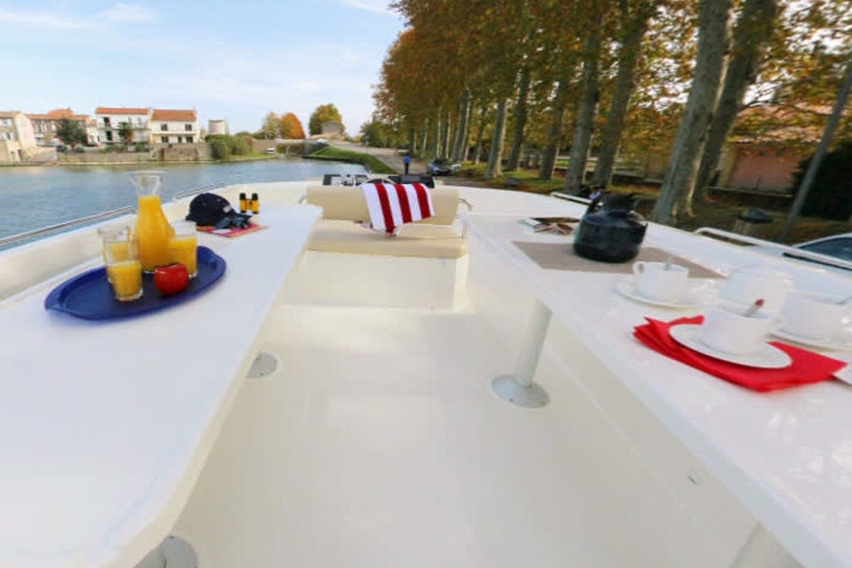 Deck of Vision4 - Comfort Plus 19, a Cygnet Vision 4 motorboat at Portiragnes, France