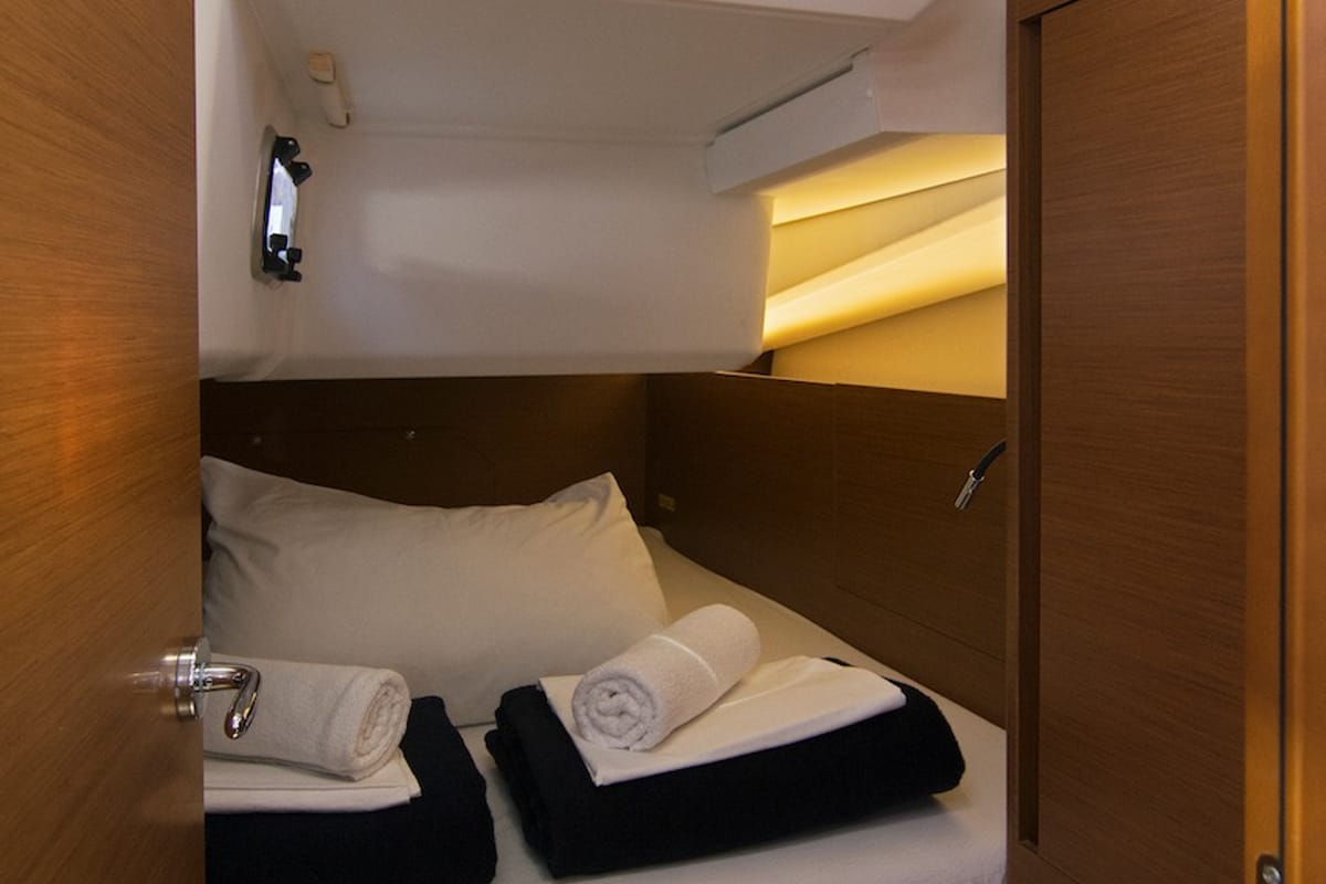 Cabin on Tanpopo, a Jeanneau Sun Odyssey 440 sailboat at Split, Croatia