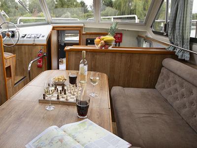 Salon of Crusader - Budget 4, a Cygnet Crusader motorboat at Hessel, United States
