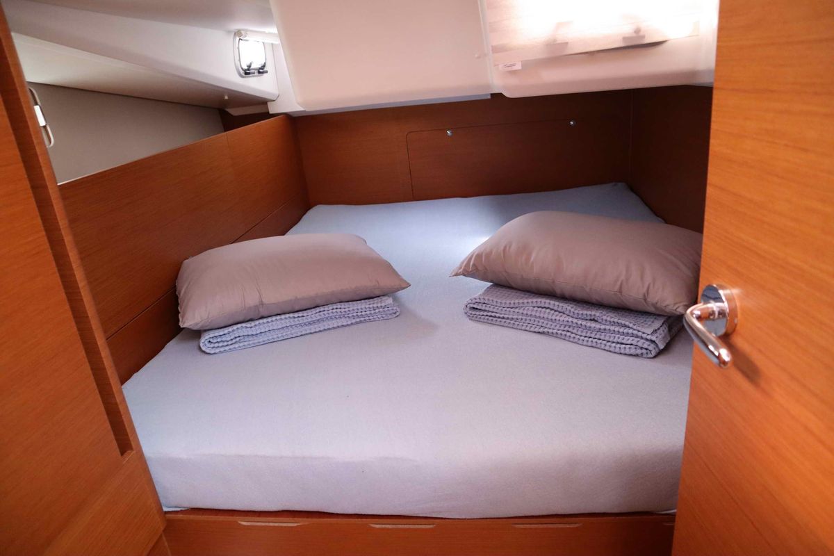 Cabin on Diamond, a Jeanneau Sun Odyssey 440 sailboat at Athens, Greece