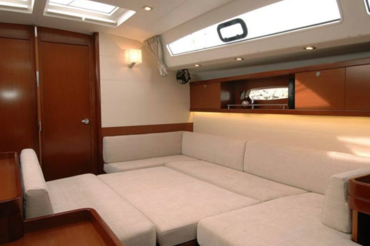 Salon of Flying Colours, a Beneteau Oceanis 50 Family sailboat at Općina Sukošan, Croatia