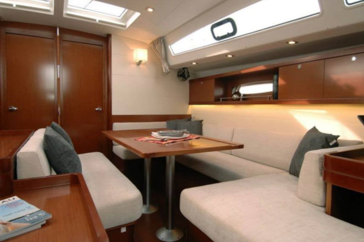 Salon of Flying Colours, a Beneteau Oceanis 50 Family sailboat at Općina Sukošan, Croatia