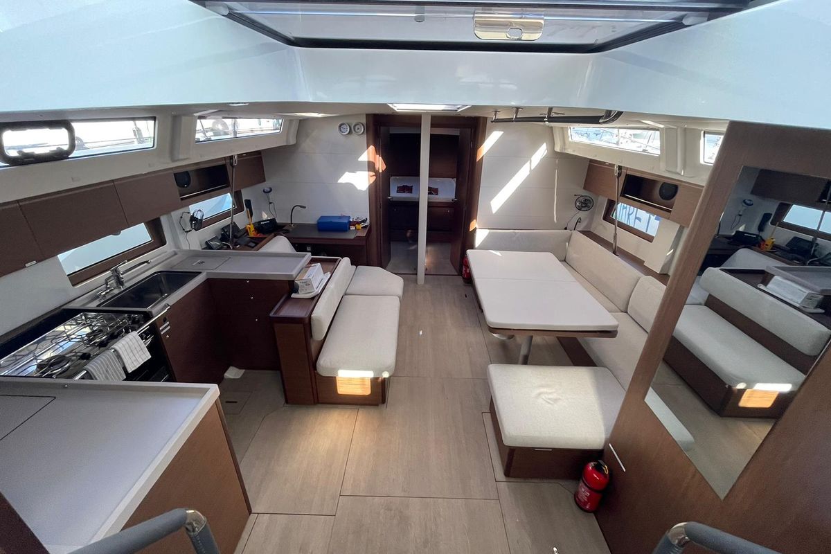 Salon of Alboran Mónica, a Beneteau Oceanis 51.1 sailboat at Horta, Portugal