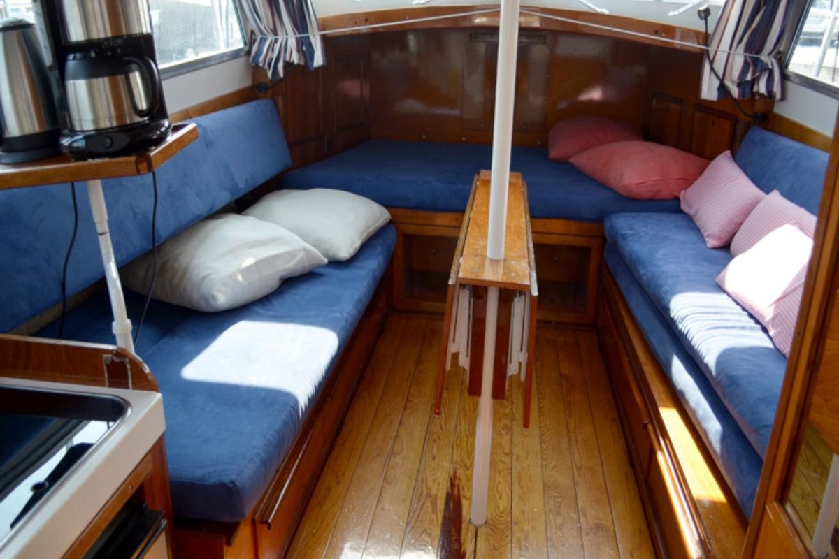 Salon of Woelwater, a De Drait Doerak 850 OK motorboat at Drachten, Netherlands