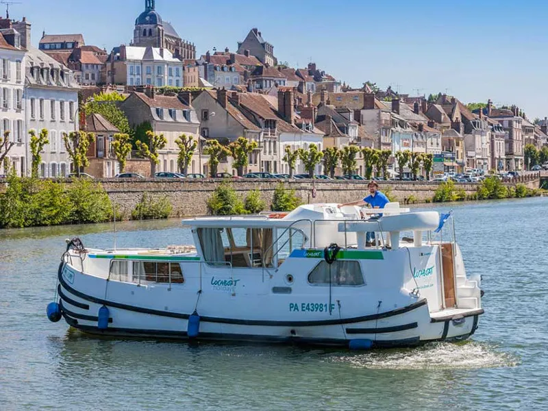Exterior view of 1020-26, a Pénichette 1020 motorboat at Cahors, France