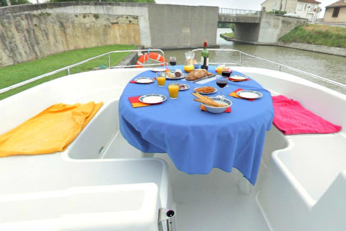 Deck of Salsa B - Comfort 10, a Cygnet Salsa B motorboat at Hessel, United States