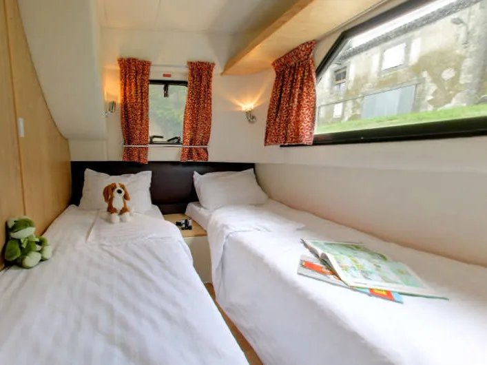Cabin on Mystique - Comfort Plus 6, a Cygnet Mystique motorboat at Saint-Usage, France
