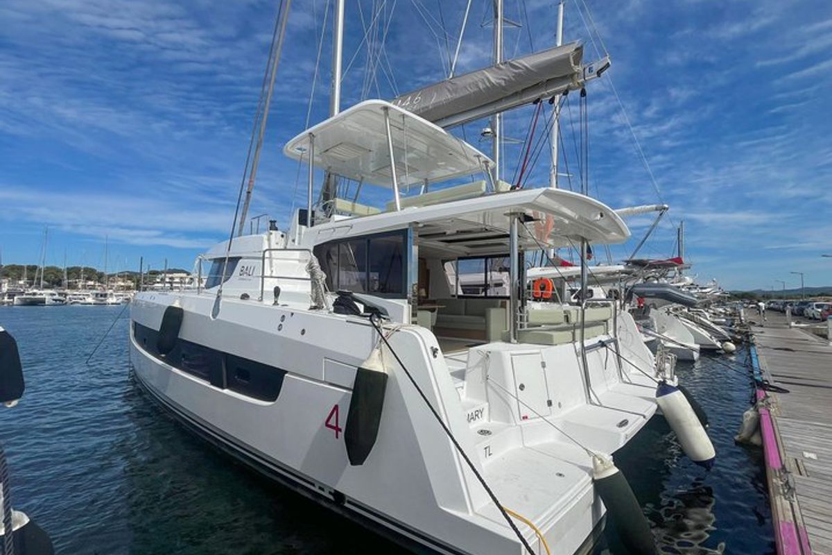 Exterior view of Queen Mary, a Bali 4.6 - 4 cab. OW catamaran at Hyères, France