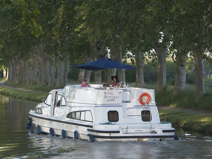 Exterior view of Royal Mystique A - Comfort Plus 5, a Cygnet Royal Mystique motorboat at Homps, France
