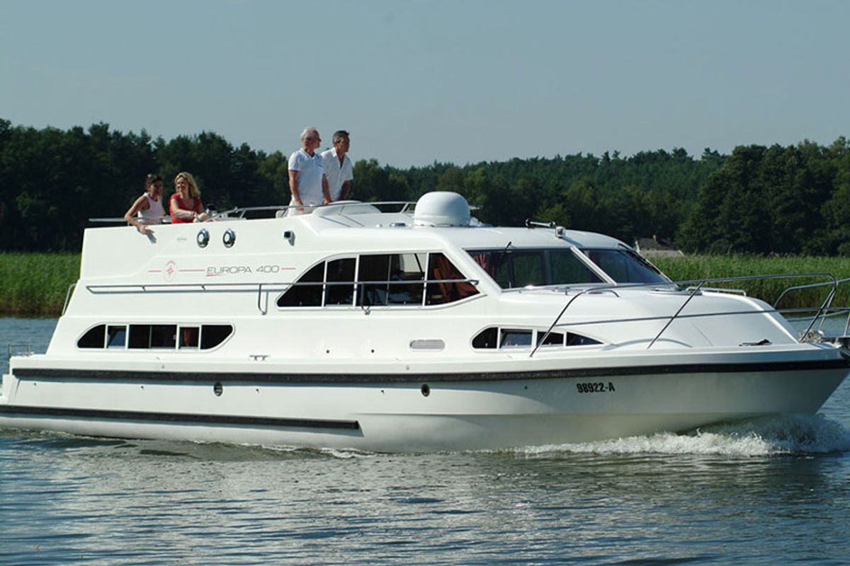 Exterior view of E400-22, a Pénichette Europa E.400 motorboat at Fürstenberg/Havel, Germany