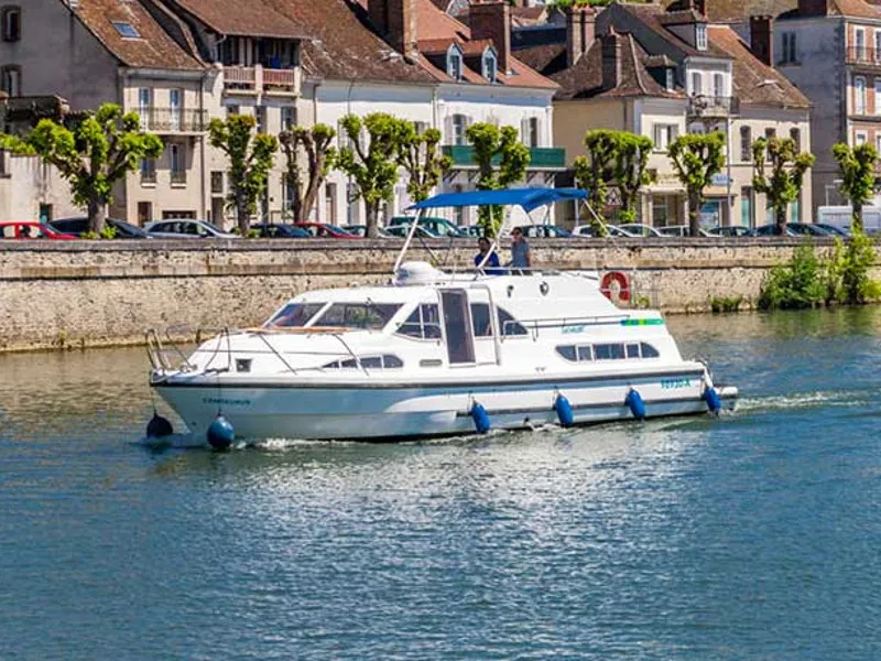 Exterior view of E400-22, a Pénichette Europa E.400 motorboat at Fürstenberg/Havel, Germany