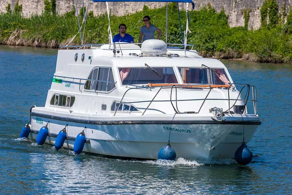 Exterior view of E400-22, a Pénichette Europa E.400 motorboat at Fürstenberg/Havel, Germany