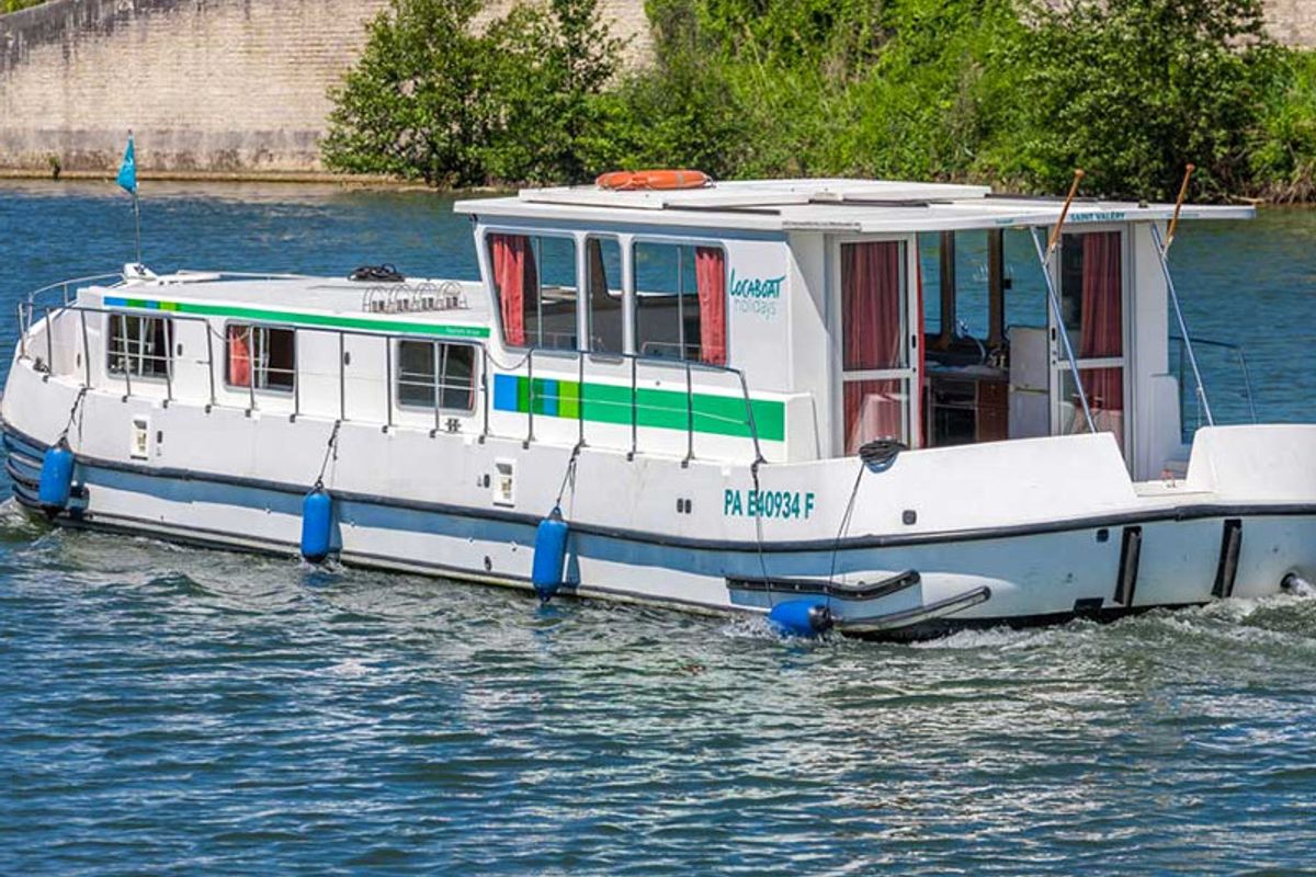 Exterior view of 1500R-20, a Pénichette 1500R motorboat at Carrick-on-Shannon, Ireland