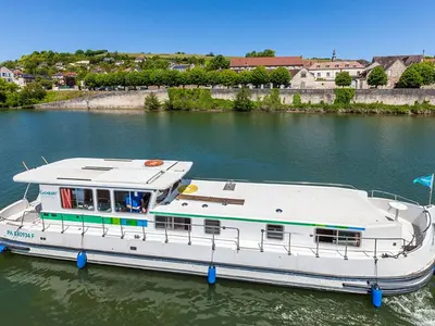 Exterior view of 1500R-20, a Pénichette 1500R motorboat at Carrick-on-Shannon, Ireland
