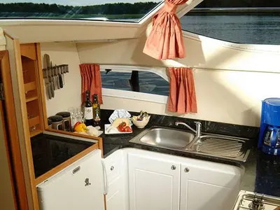 Galley of E600-7, a Pénichette Europa E.600 motorboat at Fürstenberg/Havel, Germany