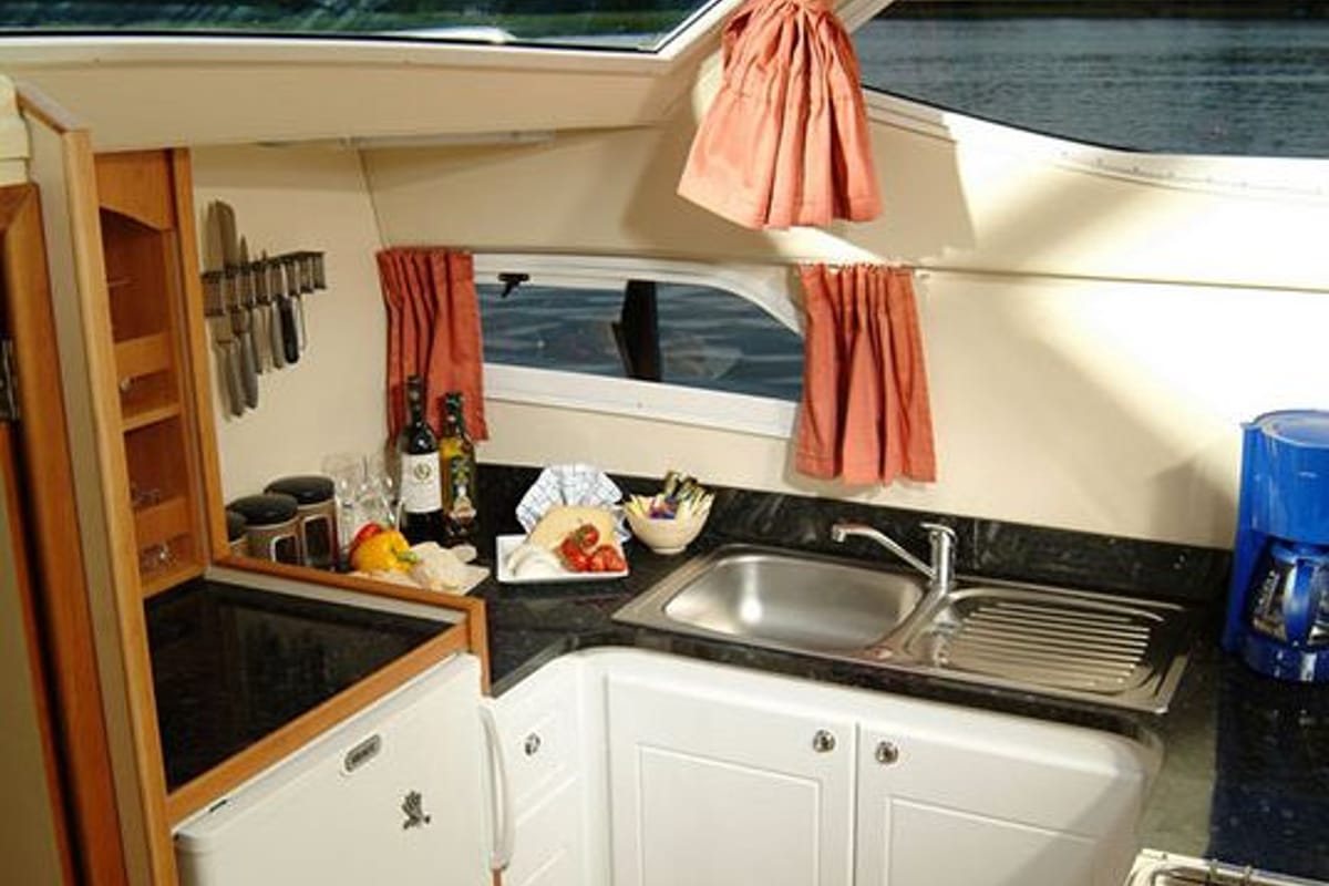 Galley of E600-7, a Pénichette Europa E.600 motorboat at Fürstenberg/Havel, Germany