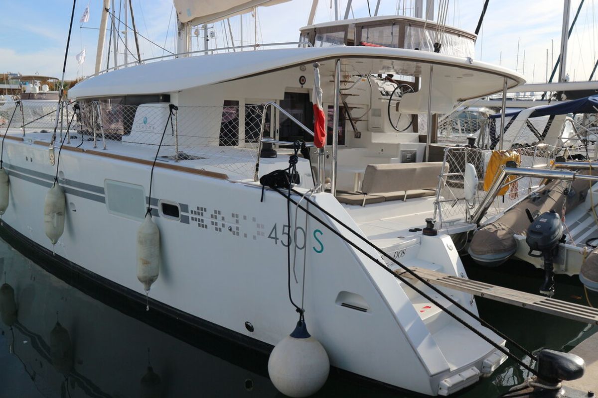 Vamos Elli, a Lagoon 450 S catamaran at Palma de Mallorca, Spain