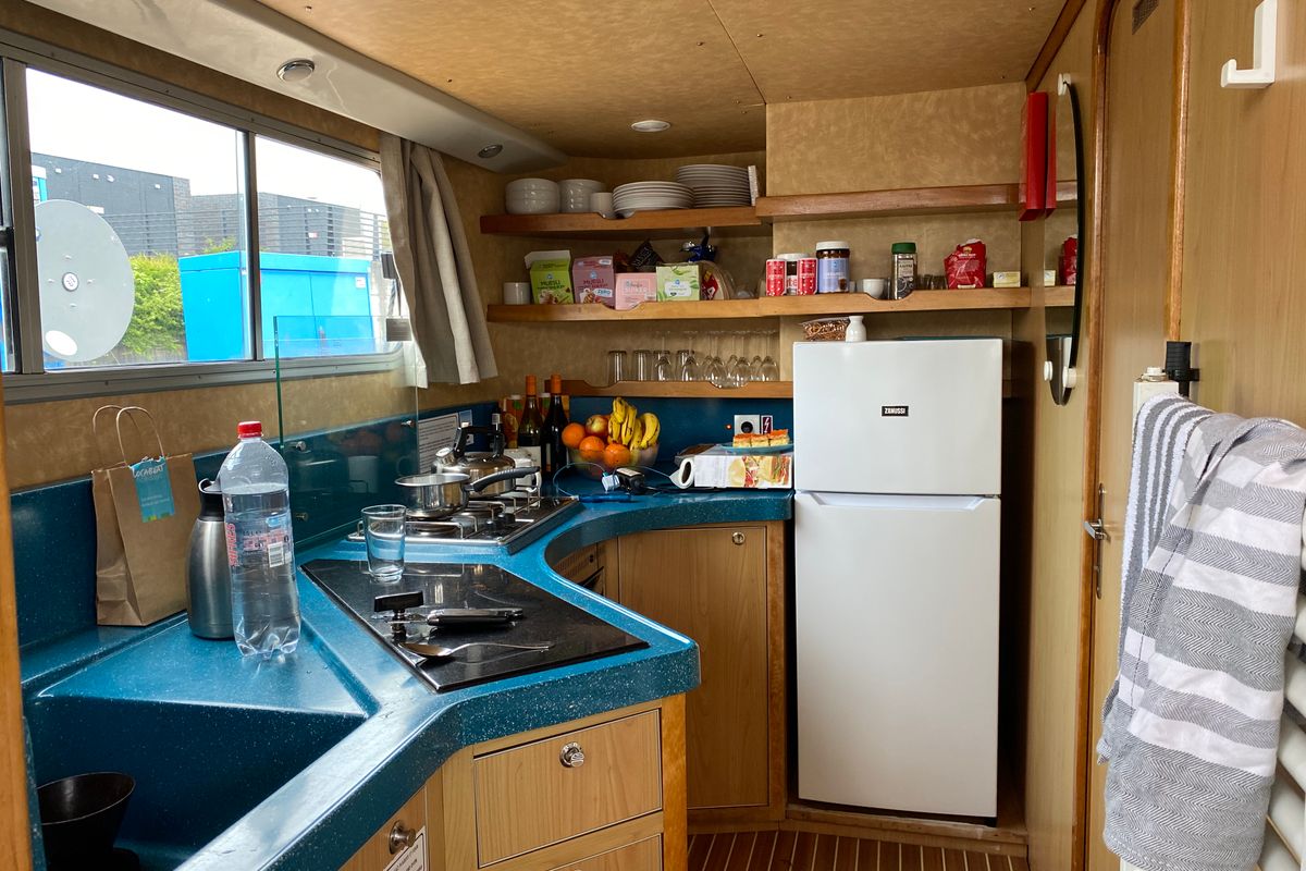 Galley of 1180-2, a Pénichette 1180 motorboat at Fürstenberg/Havel, Germany
