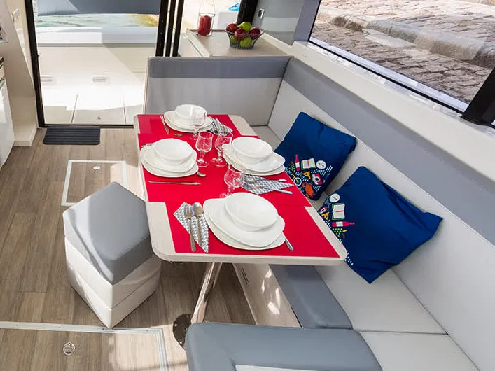 Salon of Horizon 1 - Premier 13, a Cygnet Horizon 1 motorboat at Saint-Usage, France