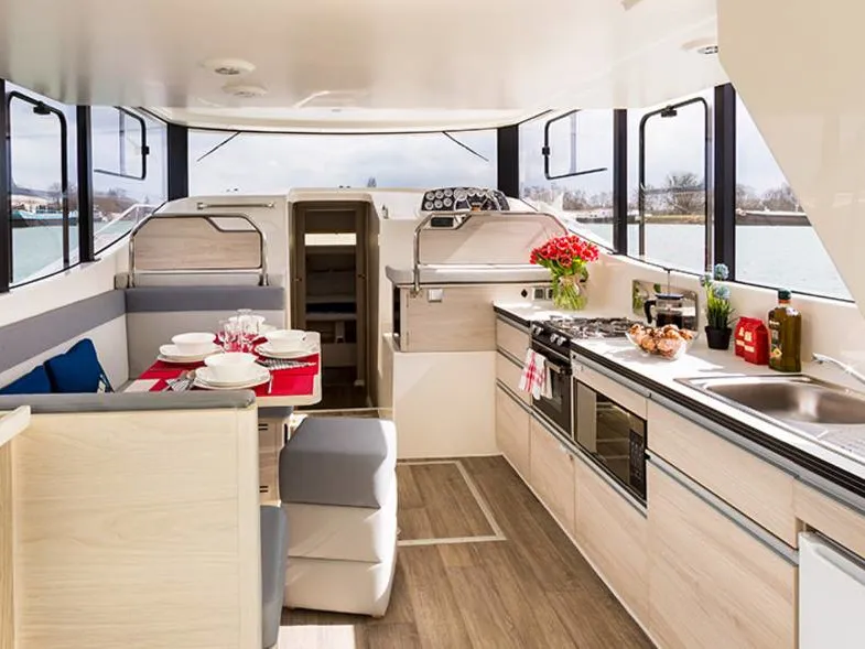 Salon of Horizon 1 - Premier 13, a Cygnet Horizon 1 motorboat at Saint-Usage, France