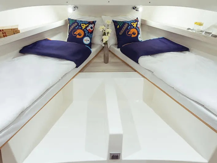Cabin on Horizon 1 - Premier 13, a Cygnet Horizon 1 motorboat at Saint-Usage, France