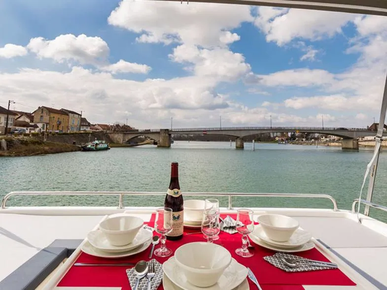 Deck of Horizon 1 - Premier 13, a Cygnet Horizon 1 motorboat at Saint-Usage, France