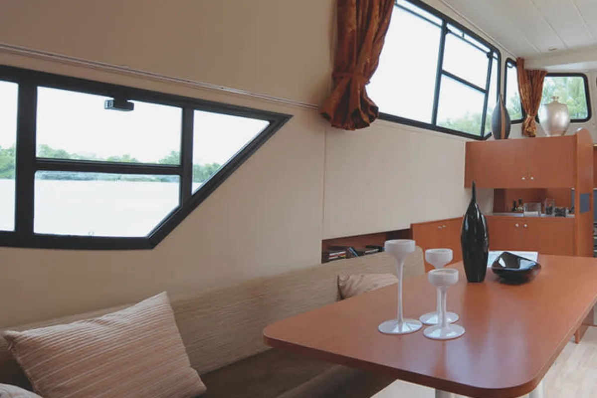 Salon of Minuetto - Comfort 6, a Cygnet Minuetto 6+ motorboat at Casier, Italy