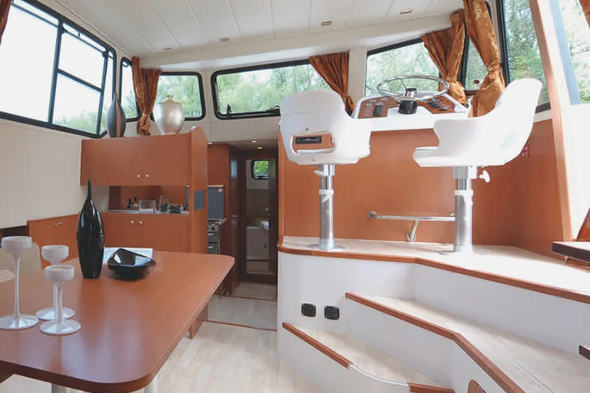 Cockpit of Minuetto - Comfort 6, a Cygnet Minuetto 6+ motorboat at Casier, Italy