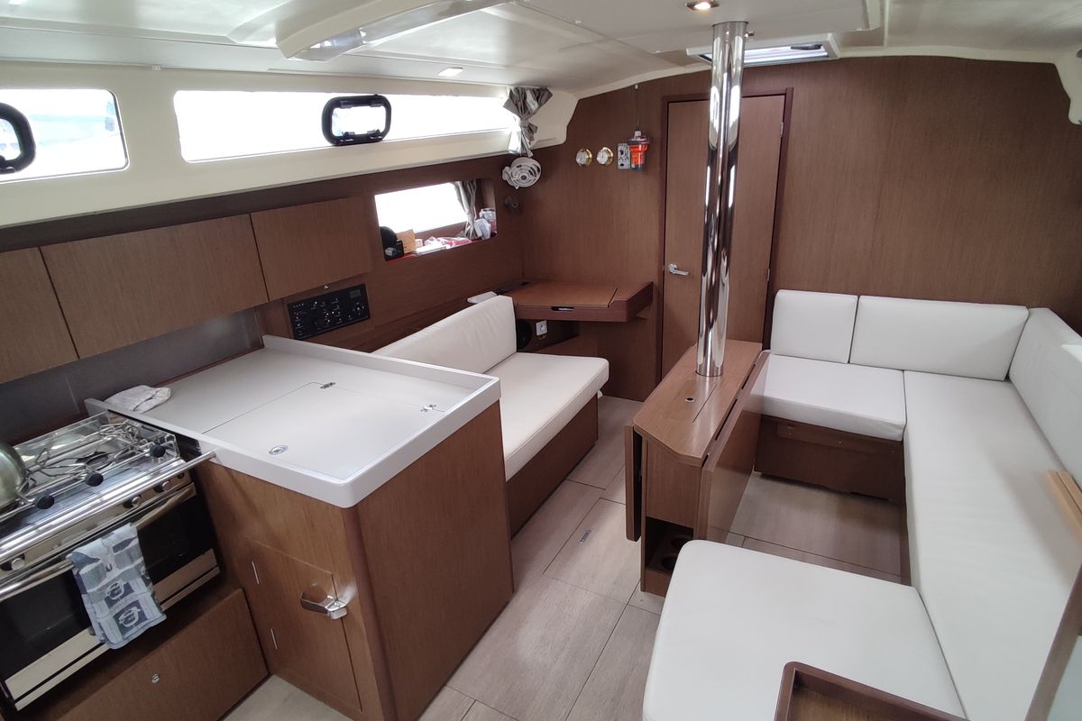 Salon of Maera, a Beneteau Oceanis 41.1 sailboat at Volos Municipality, Greece