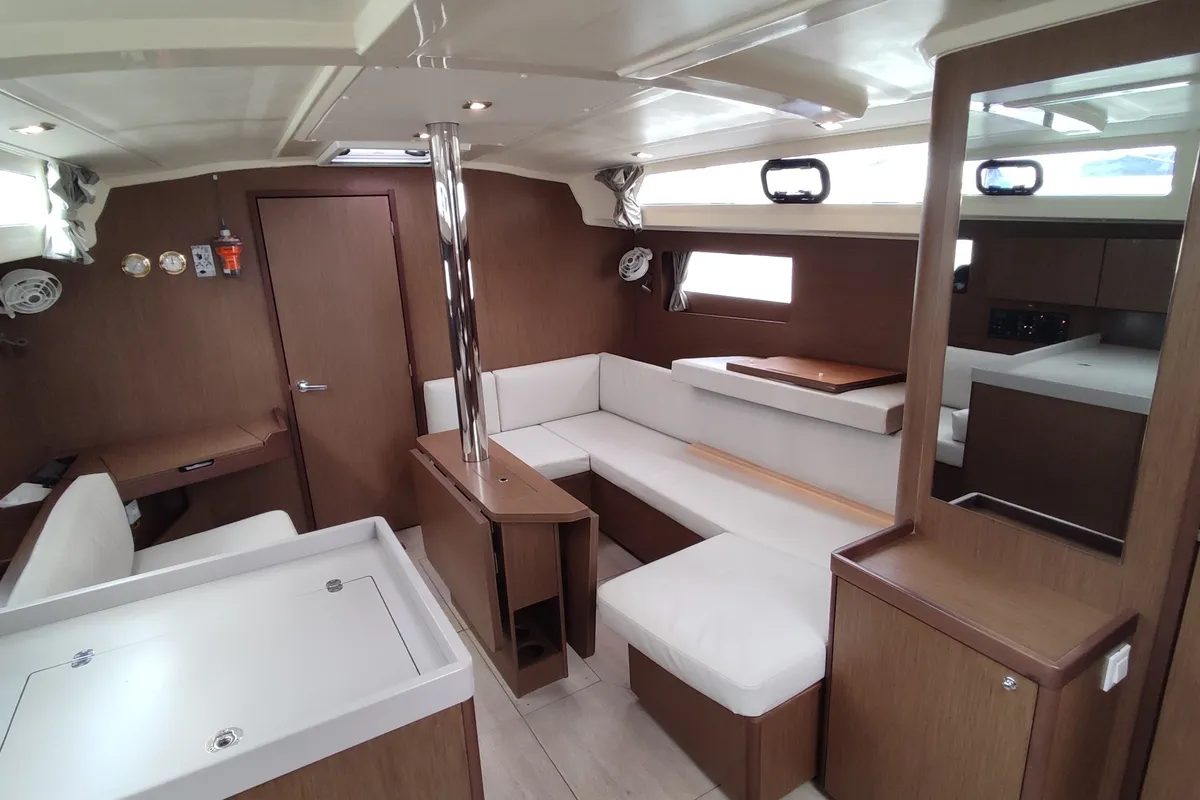 Salon of Maera, a Beneteau Oceanis 41.1 sailboat at Volos Municipality, Greece