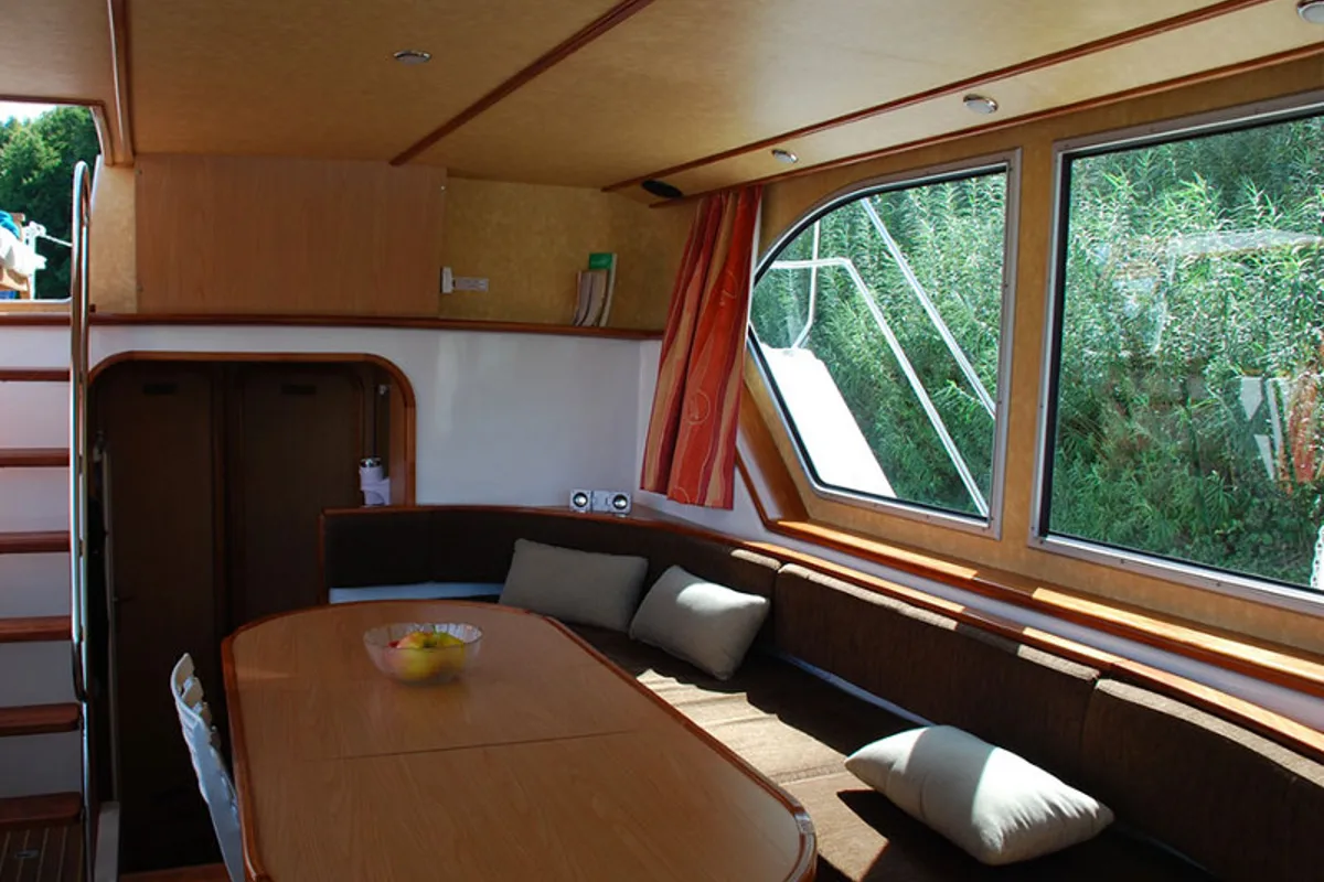 Salon of 150FB-10, a Pénichette 1500FB motorboat at Joigny, France