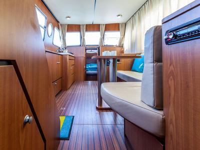 Salon of 349GS-5, a Linssen Grand Sturdy 34.9 motorboat at Joigny, France