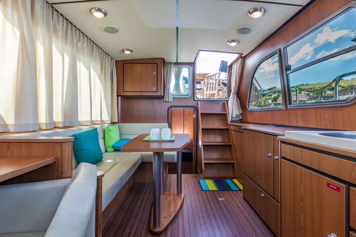 Galley of 349GS-5, a Linssen Grand Sturdy 34.9 motorboat at Joigny, France