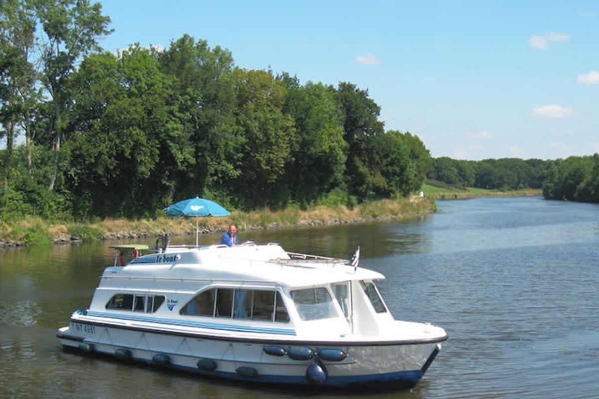 Exterior view of Tango - Comfort 4, a Cygnet Tango motorboat at Douelle, France