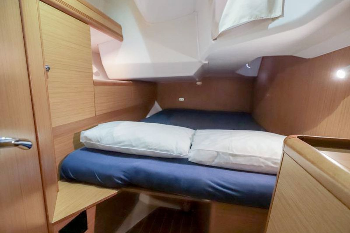 Cabin on OCEANIA, a Jeanneau Sun Odyssey 44 i sailboat at Piombino, Italy