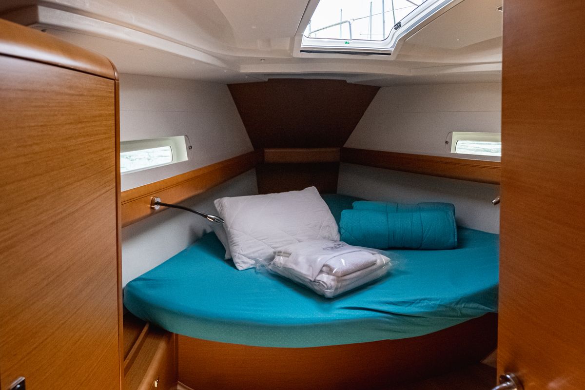 Cabin on Izzi, a Jeanneau Sun Odyssey 419 sailboat at Municipal Unit of Lefkada, Greece