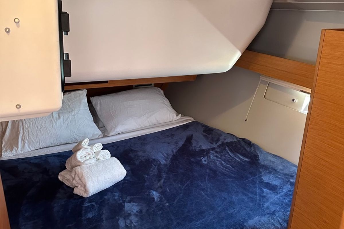 Cabin on Opportune Moment, a Dufour 430 sailboat at Chesapeake, United States