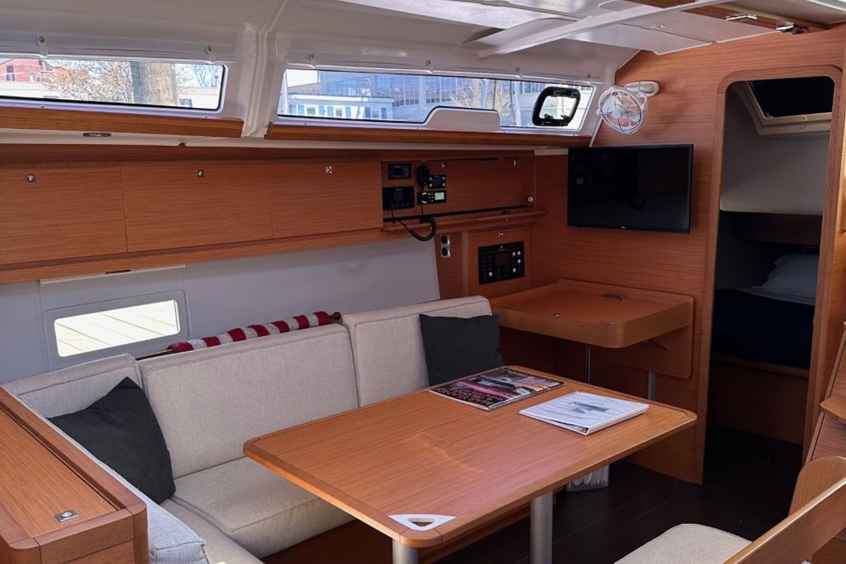 Salon of Opportune Moment, a Dufour 430 sailboat at Chesapeake, United States