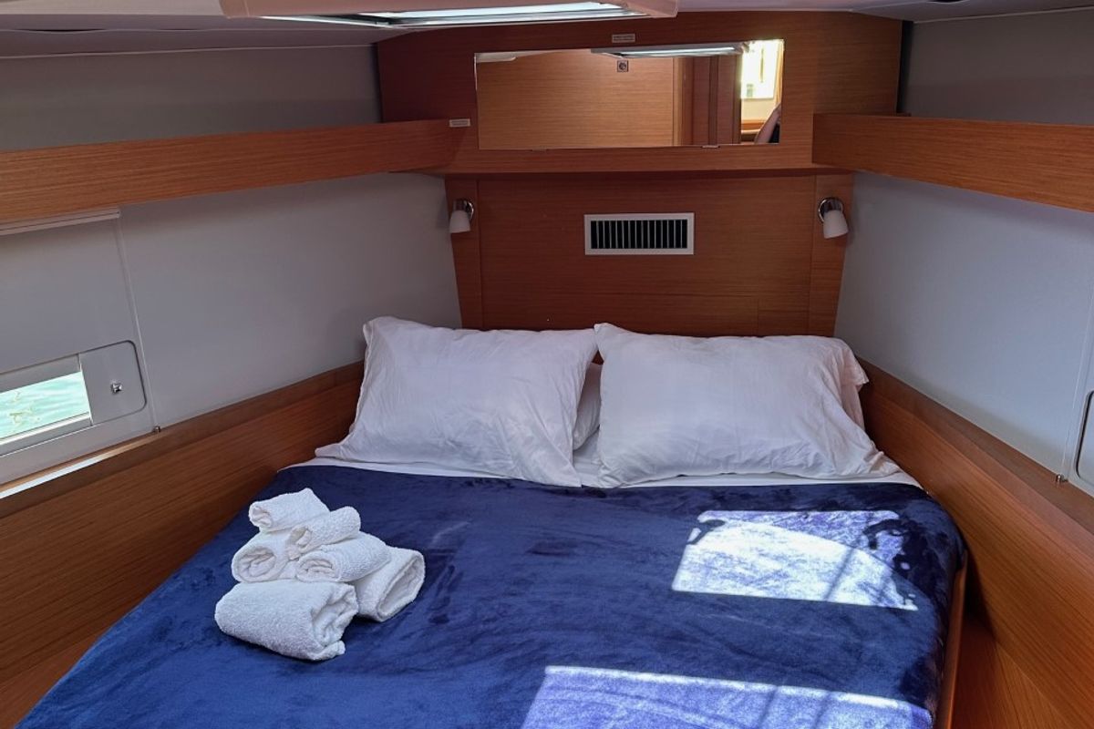 Cabin on Opportune Moment, a Dufour 430 sailboat at Chesapeake, United States
