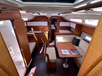 Salon of Opportune Moment, a Dufour 430 sailboat at Chesapeake, United States