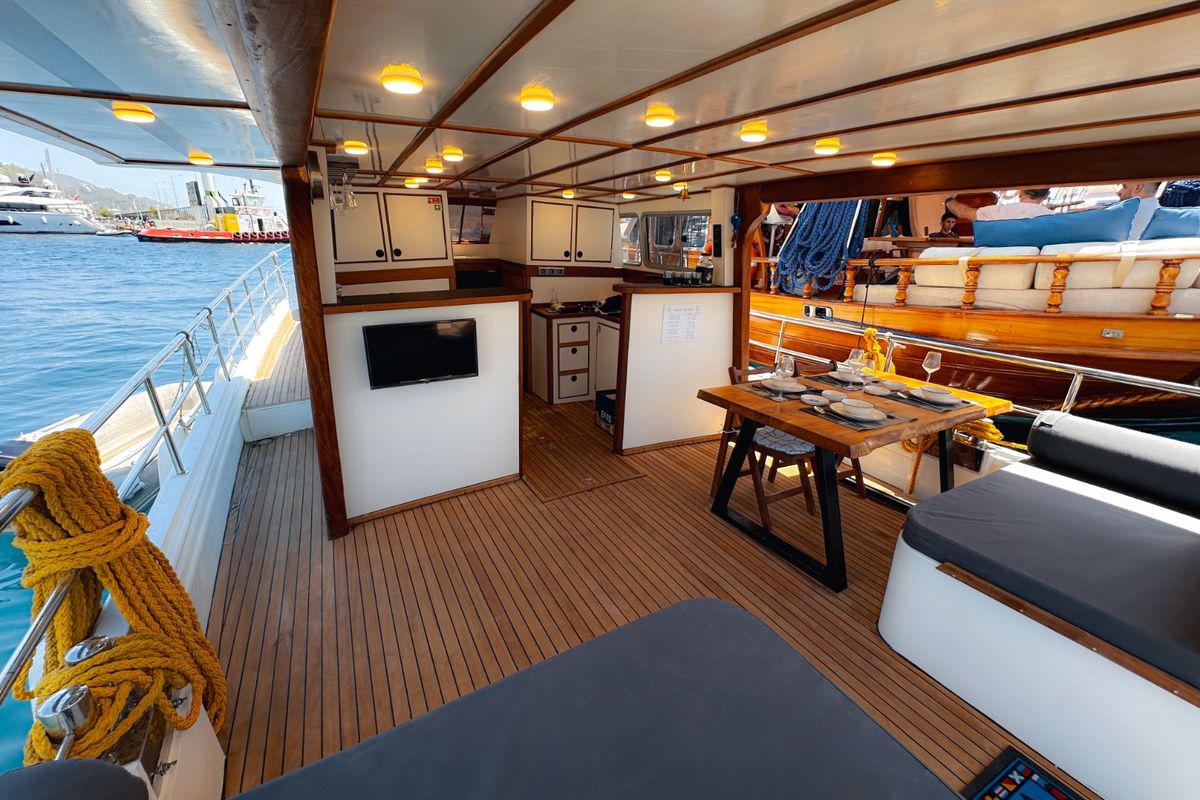 Salon of AYKEN, a Custom Made Ayken yacht at Bakırköy, Turkey