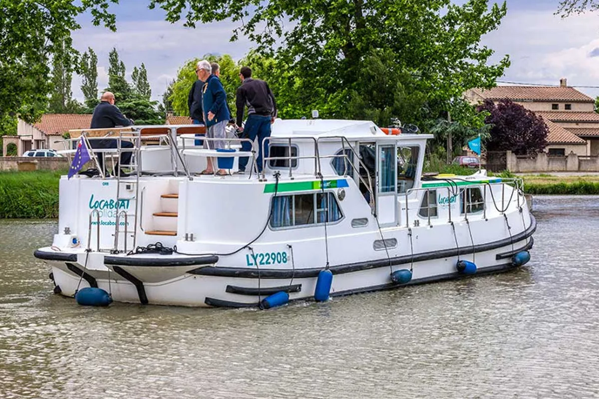 Exterior view of 1180-9, a Pénichette 1180 motorboat at Loosdrecht, Netherlands
